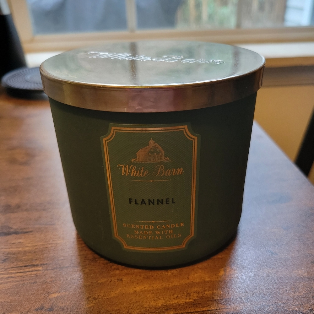 White Barn Flannel 3-wick Candle